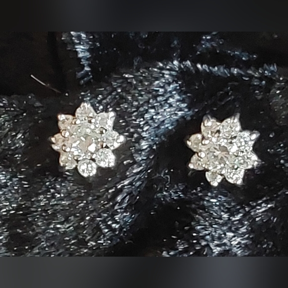 DIAMOND SIMULATION 925 STAR STUDS - Picture 2 of 4